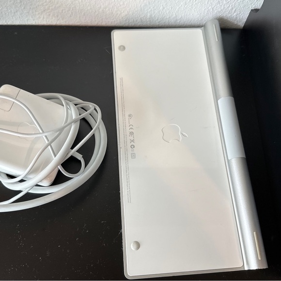 MacBook Air - Picture 8 of 8